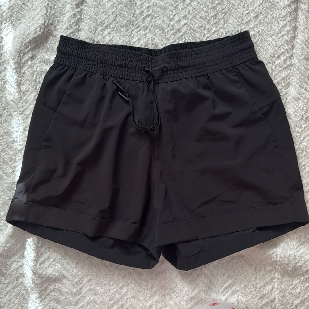 Lululemon Cinchable Waist Shorts Sz 6